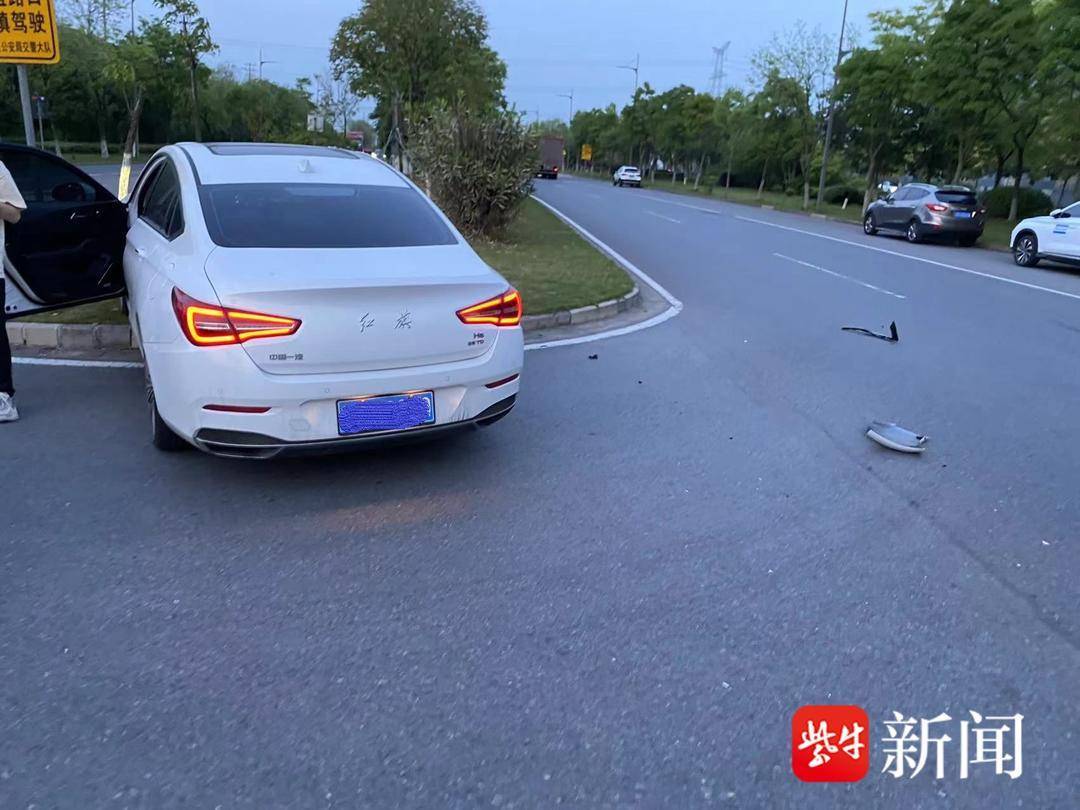 网约车横跨车道掉头,将直行小轿车撞上隔离带