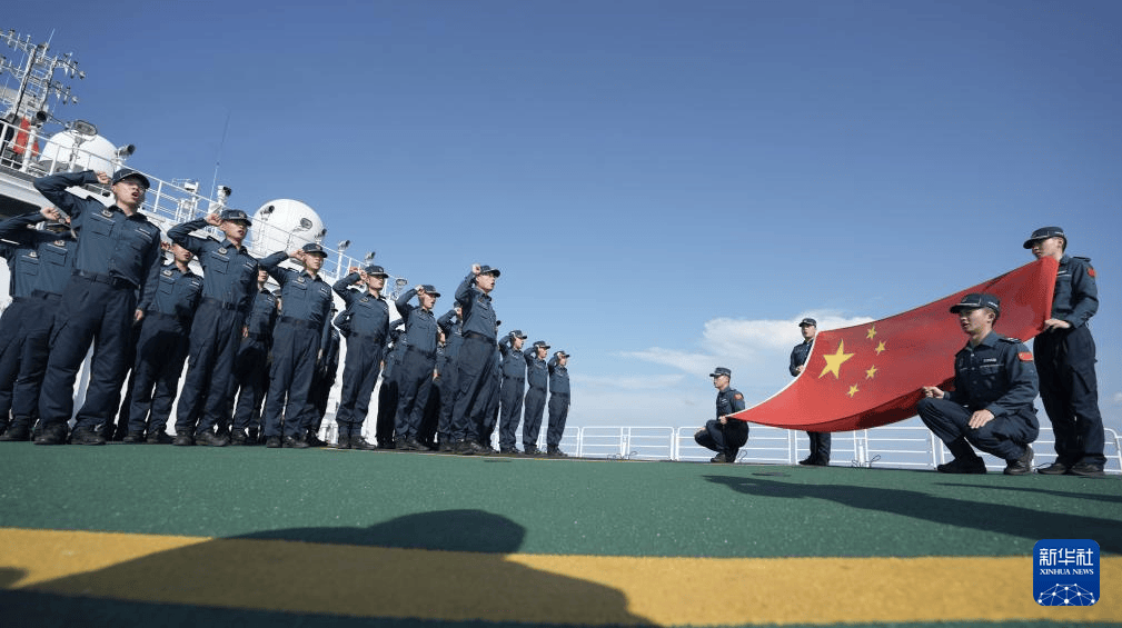 中国海警在我国黄岩岛海域开展日常训练