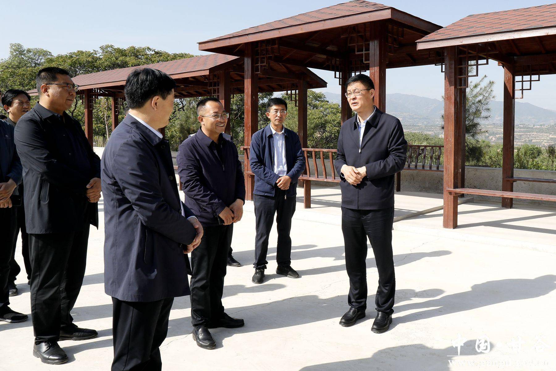 5月15日,县委副书记,县长孙忠平深入磐安镇,调研指导特色产业发展