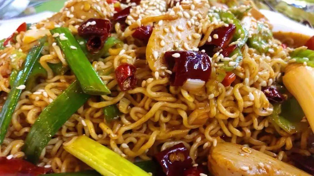 或是点上一份辣爆方便面,呼噜噜的吃下肚,给胃填满辣香的满足.