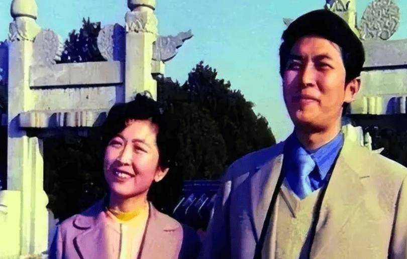 两人是同事,那时候的唐国强,还默默无闻,但孙涛却主动追求唐国强,最