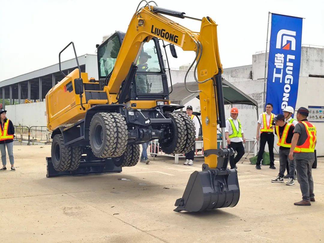 柳工轮挖体验周进行时.