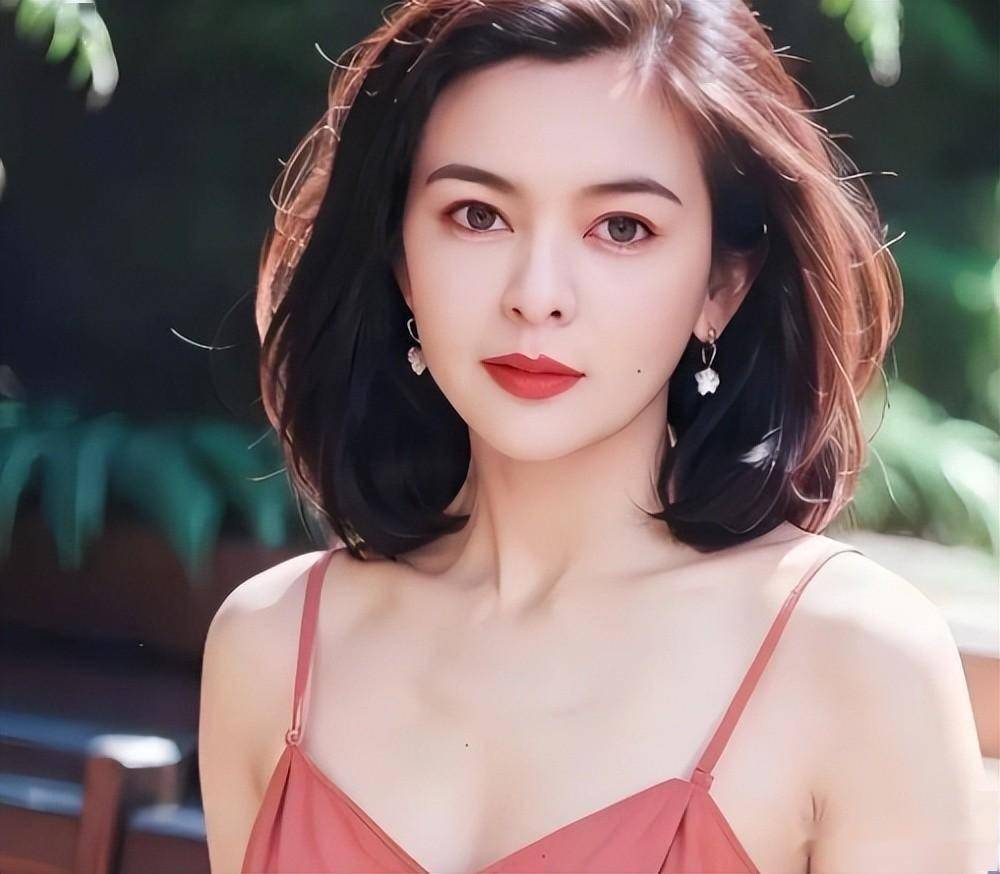 并且关之琳还曾在节目中透露自己的情史,不仅谈过有女朋友的男人