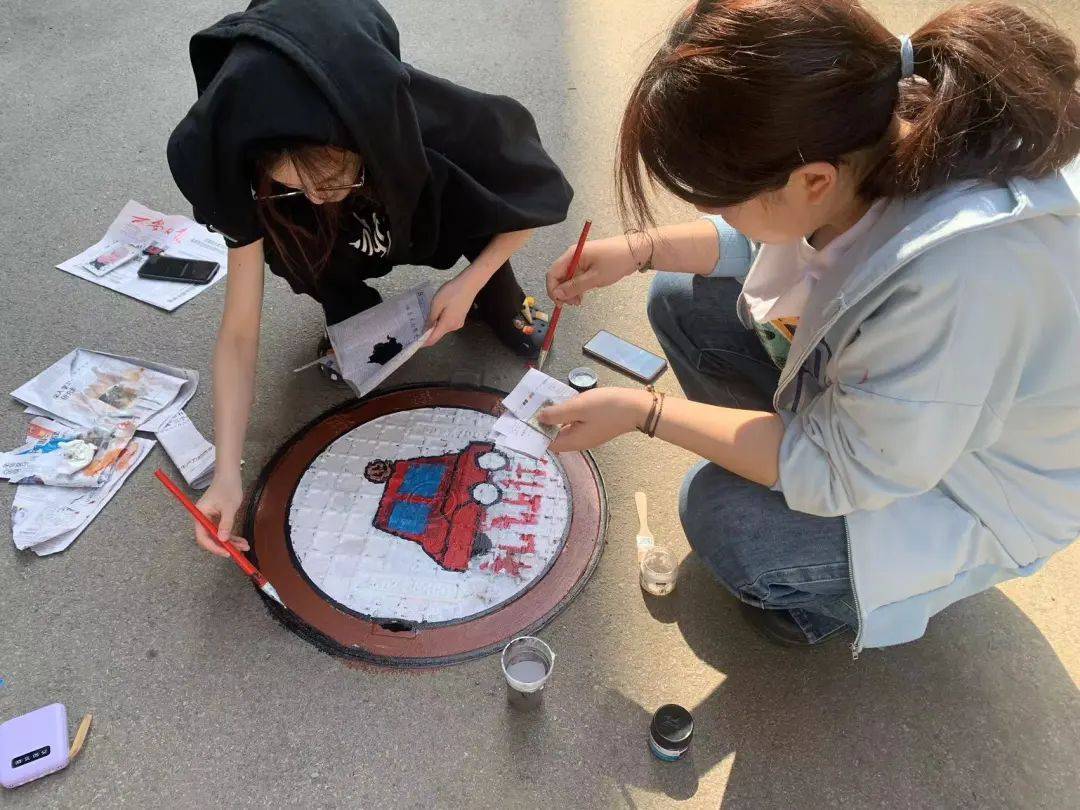 井盖变身美"景"盖 "添彩"涂鸦绘文明