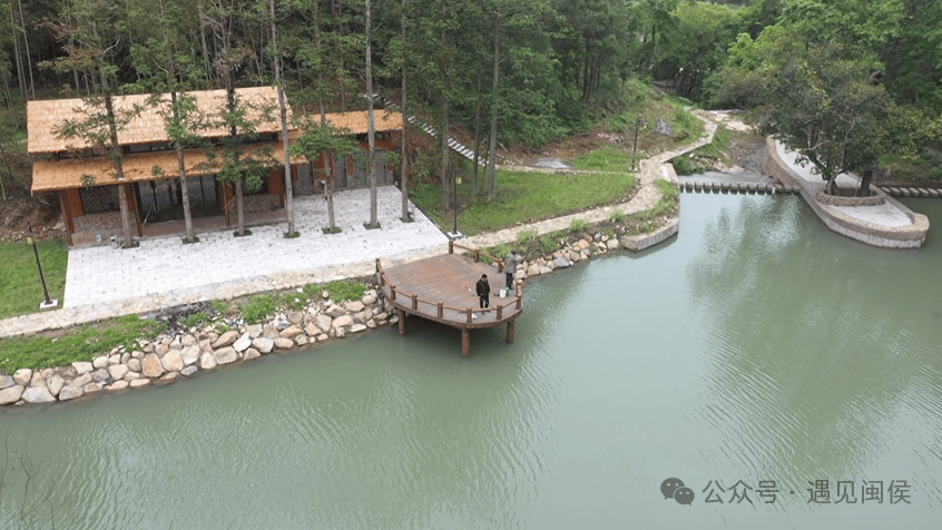 位于闽侯县洋里乡的际兜村,一条际兜溪贯穿村际,茂密山林间,山与水的