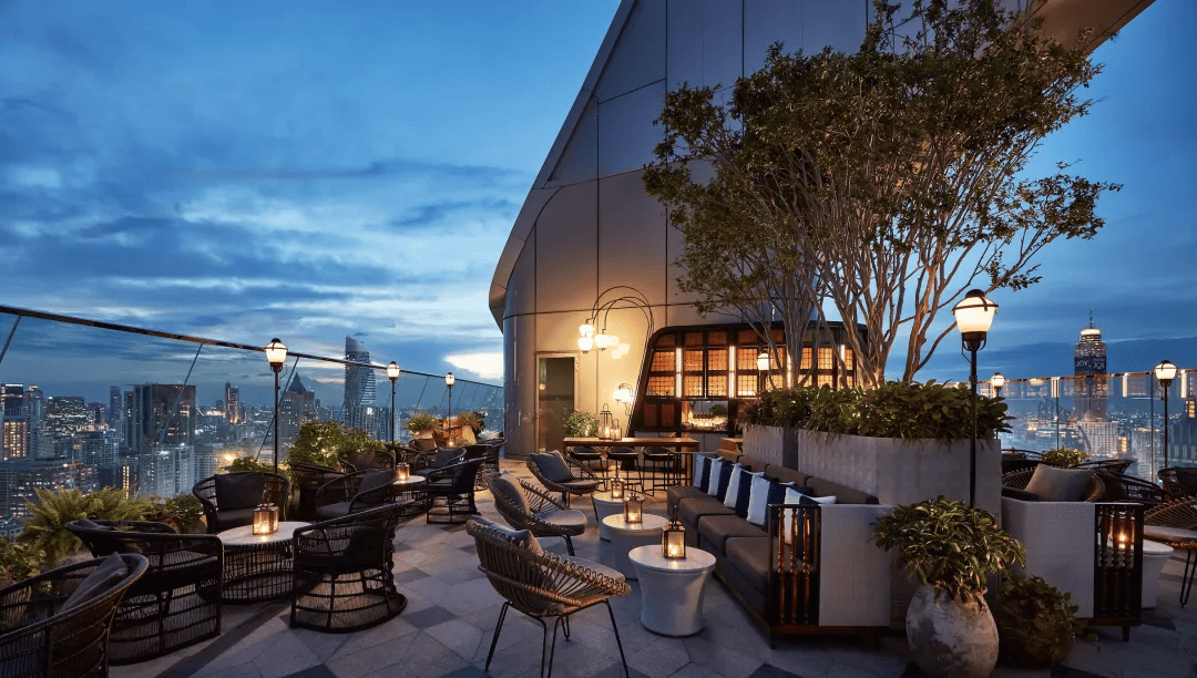 顶层空间是曼谷柏悦的鸡尾酒吧和烧烤餐厅,每晚还会有爵士乐live,在