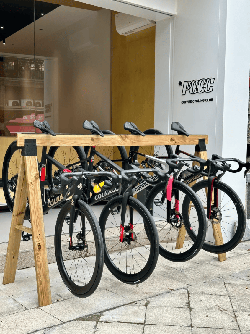 周末午间,perhaps咖啡店门口摆放着5,6台自行车,戴着头盔,身着骑行服