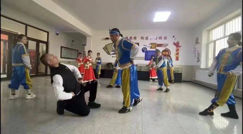 在牡丹江东宁市实验小学对青葵合唱团指导赵儒衿老师在五常市实验小学