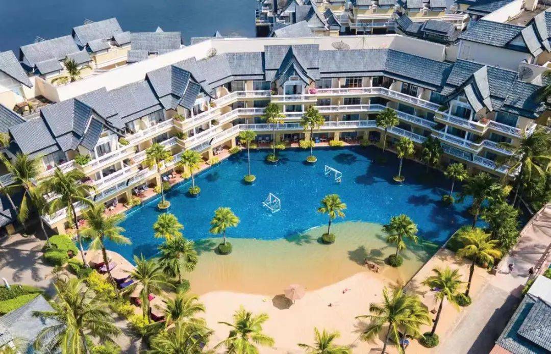 普吉岛的悦椿,悦梿是在一起的,酒店在邦涛海滩上,出门就是沙滩.