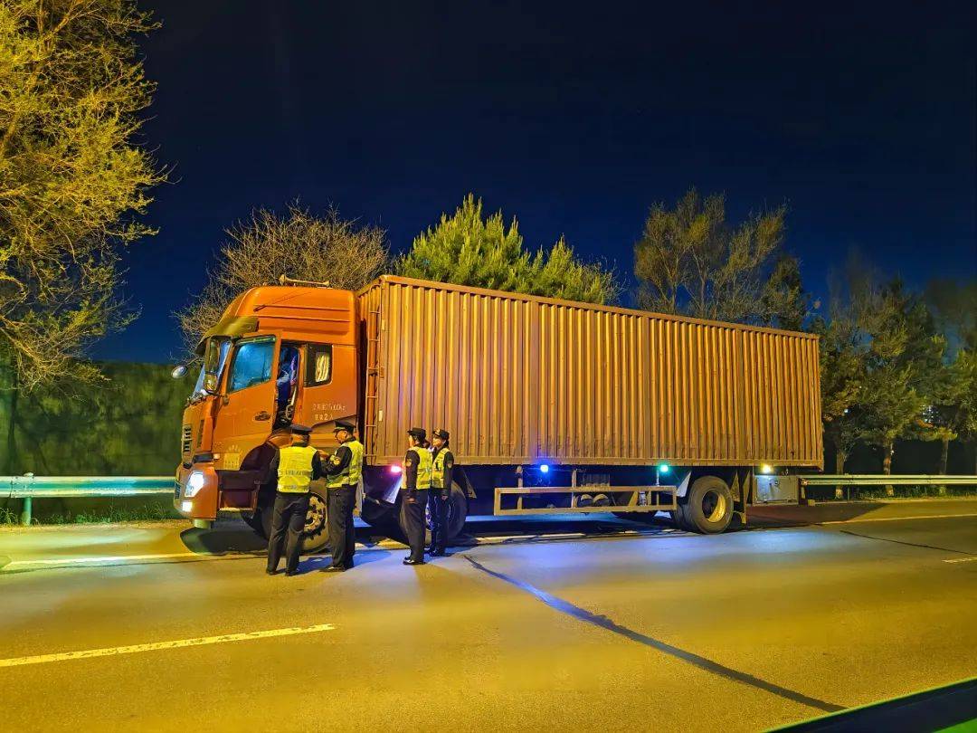 伊通分局丨加大联合执法力度 打击超限超载车辆