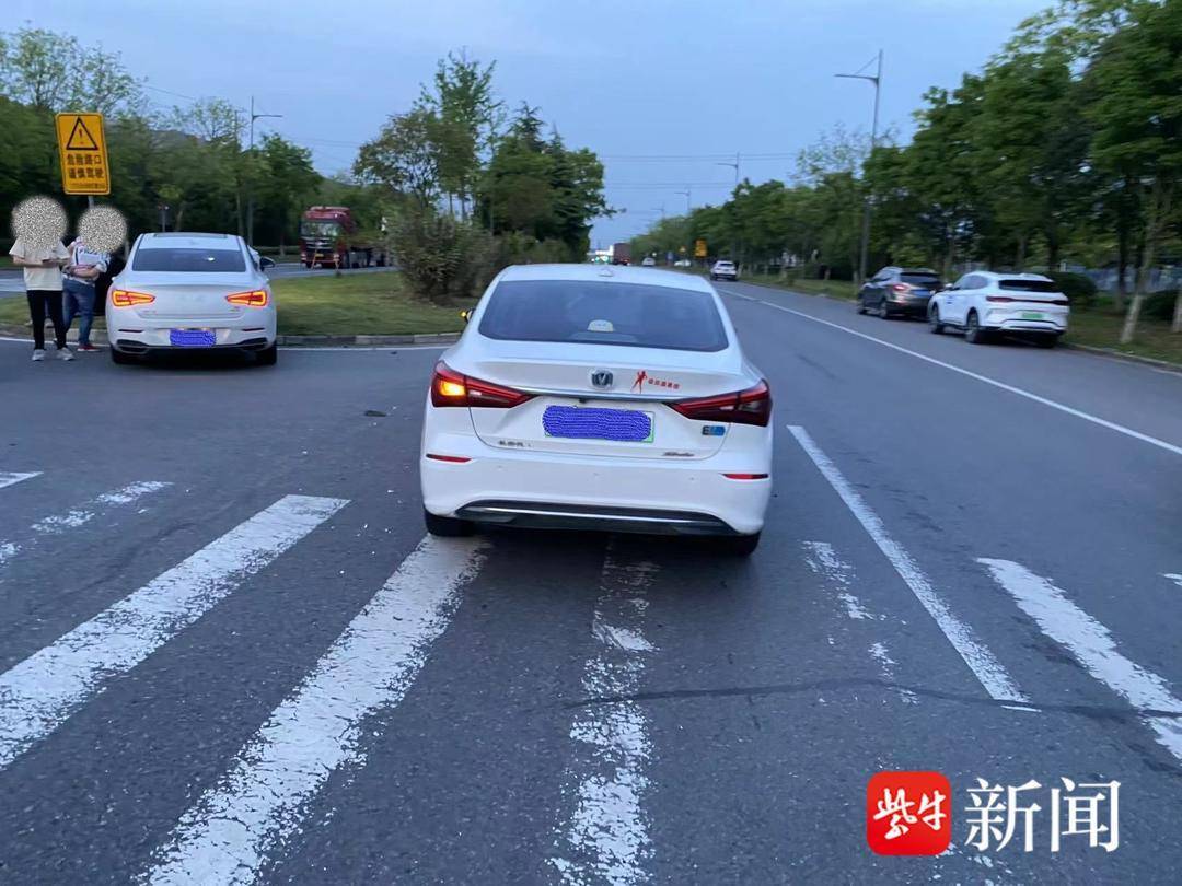 网约车横跨车道掉头,将直行小轿车撞上隔离带
