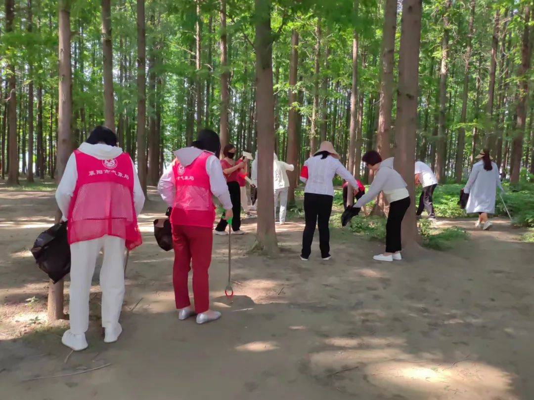 洁城行动丨顶烈日,踏热浪,高温下坚守的"志愿红"