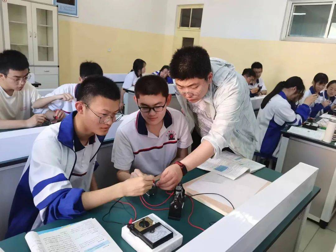 实验教学作为物理教学中不可或缺的一部分,不仅锻炼了学生的动手操作能