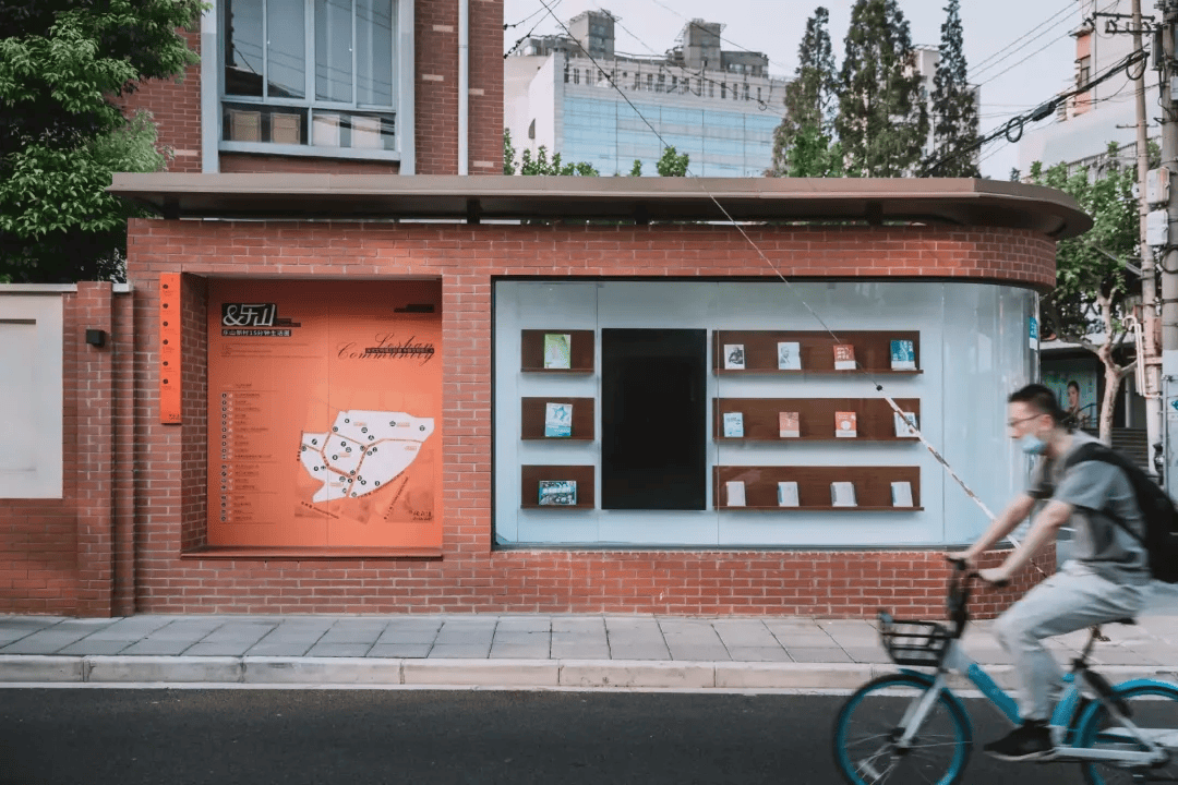 装入了最新出版的书籍,也点亮了乐山漫步道在番禺路上的一盏明灯