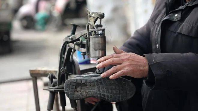 严芳:天桥下的“修鞋摊”_老人_鞋子_工作