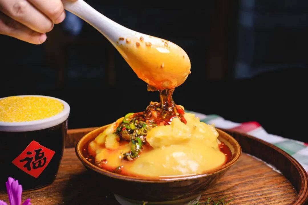 不过那时的名字不叫"搅团",而是叫"水围城",这做法之后传入青川,传承