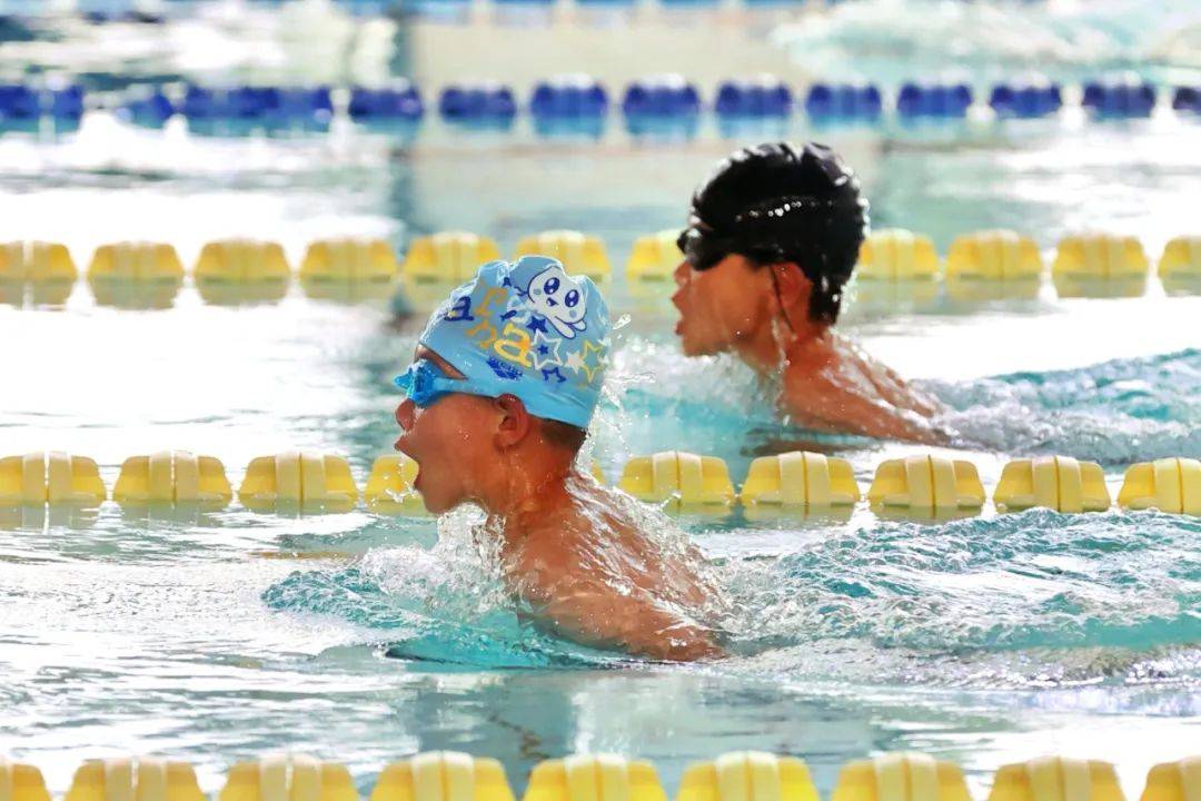 书林二小获奖情况赛后,学校为游泳健儿们颁发奖牌和奖状,大家脸上洋溢