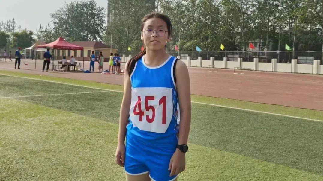 马欣然高中女子组400米第五名 400米栏第五名李一帆高中女子组100米第