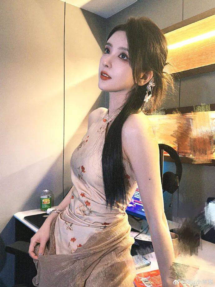 【lpl美女】rita身穿汉服解说,优雅端庄太好看了