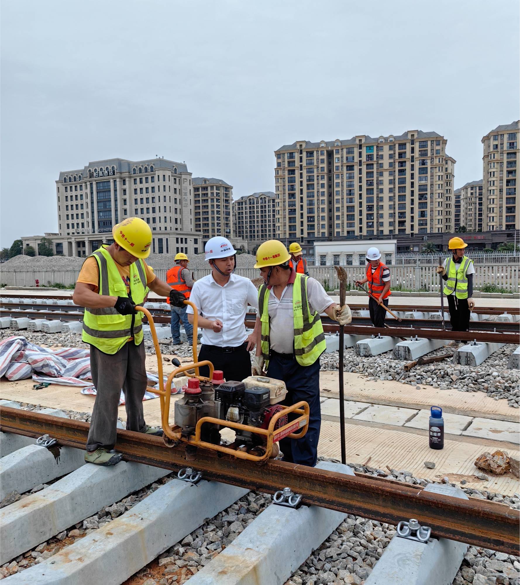 谭庆令:勇挑重担争一流,披荆斩棘当先锋