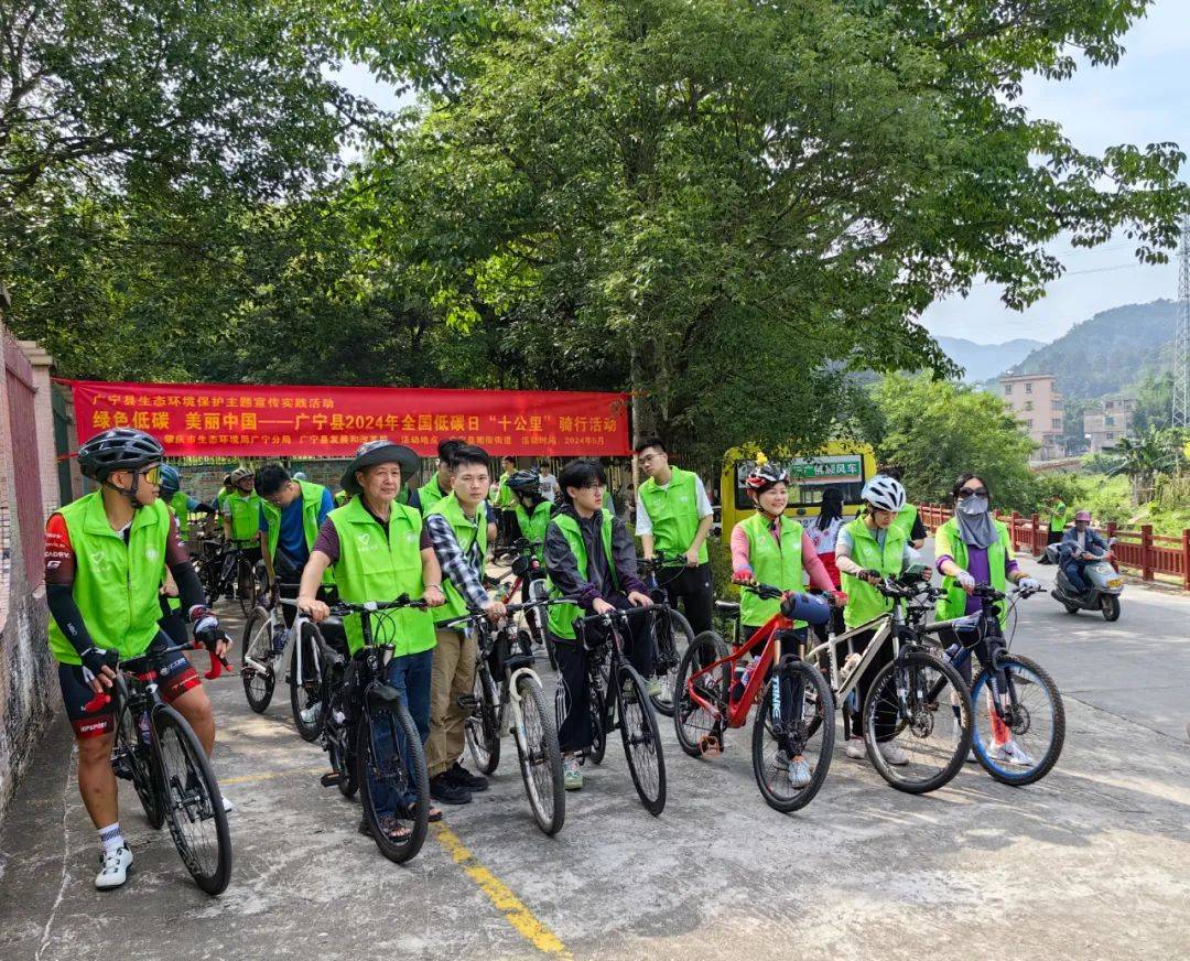 在"十公里"骑行活动现场,各位骑手精神抖擞地从黄坪泰科小学出发,沿着