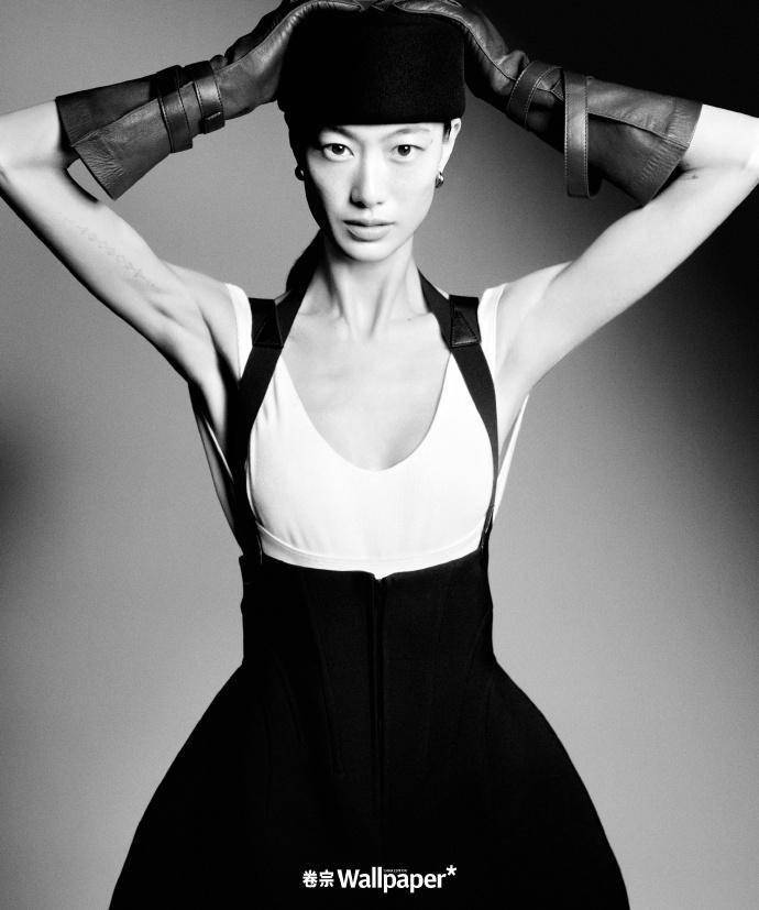 "维密超模"秦舒培最新封面,真空上阵大秀曲线,堪比《男人装》