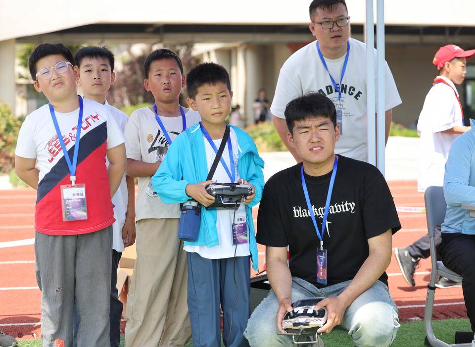 太酷了!济南市10支学生队伍上演空中"速度与激情"