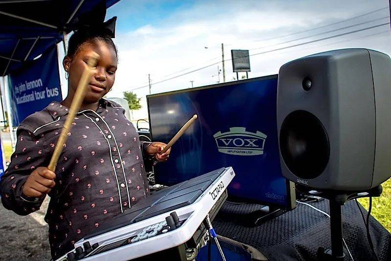 开车,为音乐与梦想:带你登上全新升级的约翰·列侬教育巡回巴士