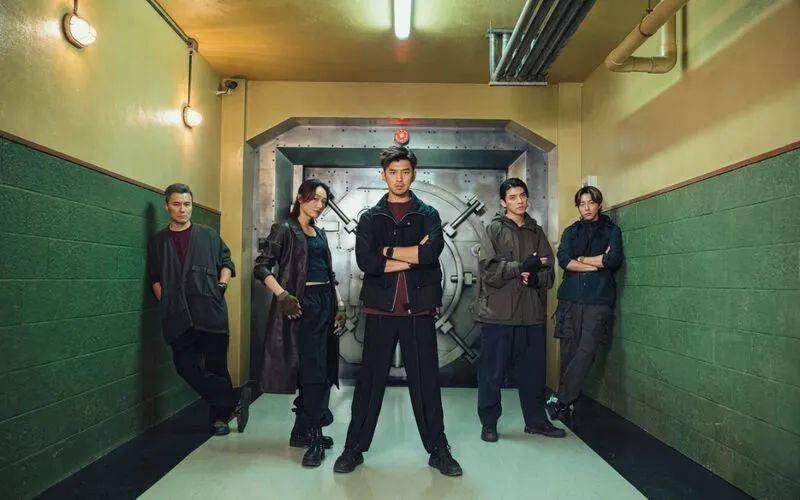 这部电影讲述盗窃团伙抢到了10亿元,却又必须把钱还回去的故事.