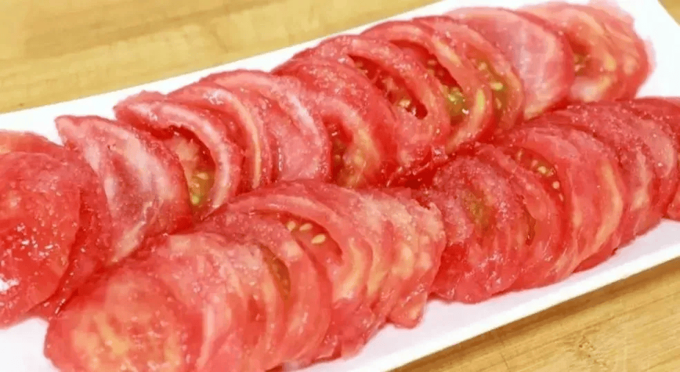 食材:西红柿,白糖,食盐1,准备两个西红柿,准备一根筷子在西红柿的表皮