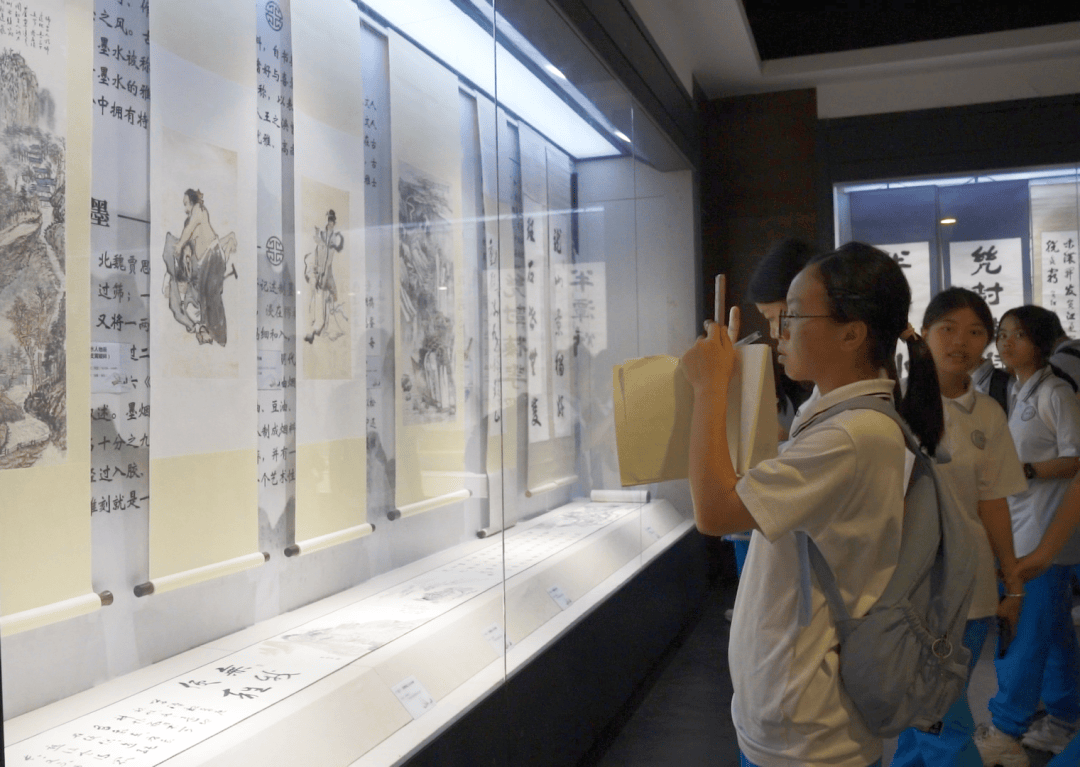 "书画展览开幕式上,中共封开县委常委,宣传部部长林坚出席活动并致辞