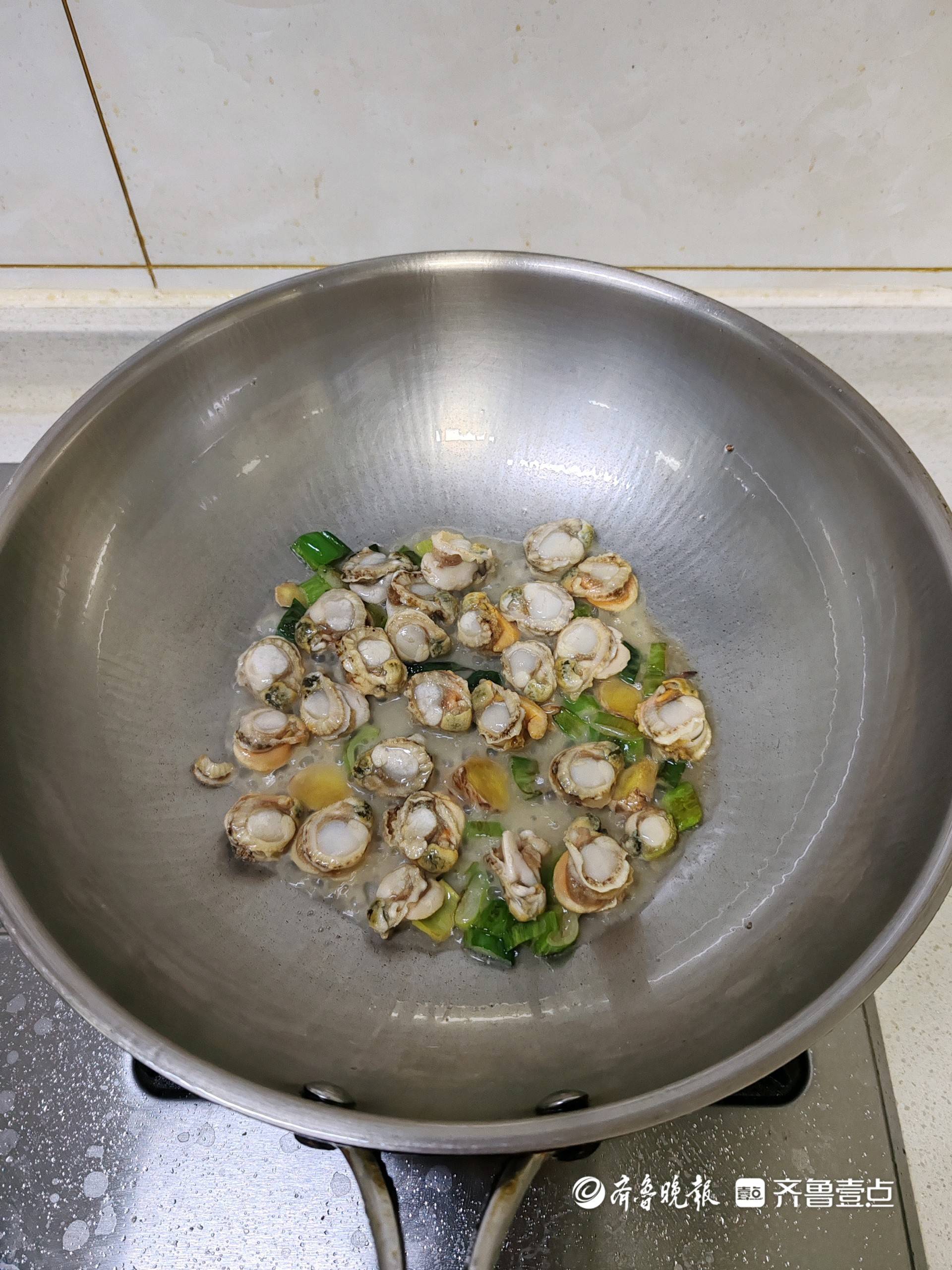 营养的蒜薹炒扇贝出锅啦,鲜美入味超好吃