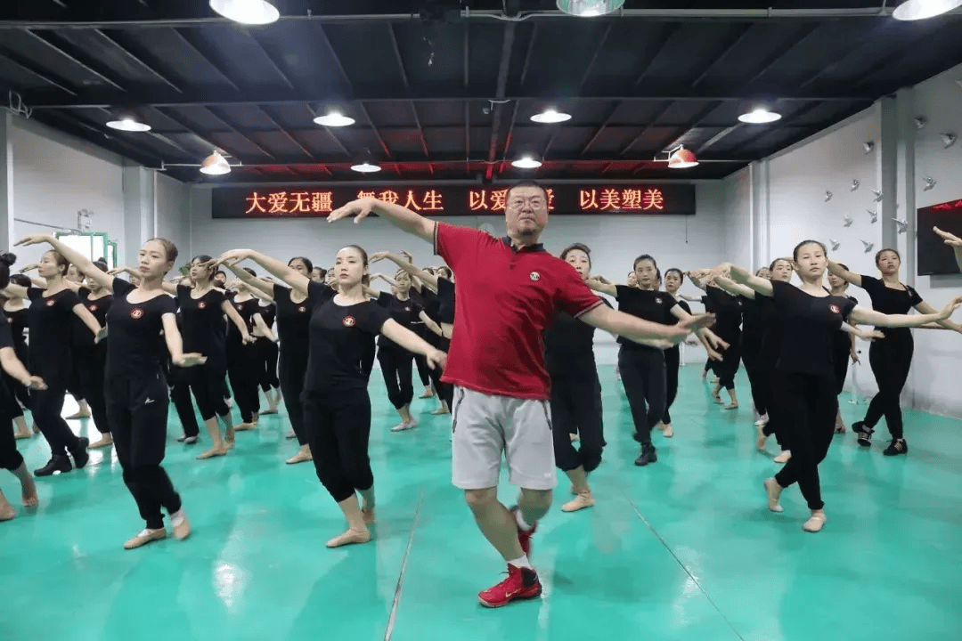 这段舞刷屏!网友:这位院长在我朋友圈跳了一天了