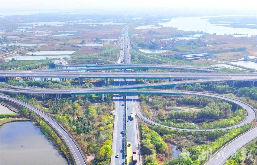 涌现,旅游观光线不断延伸,成为湖北鄂东经济发展的"铺路石"和"加速器"