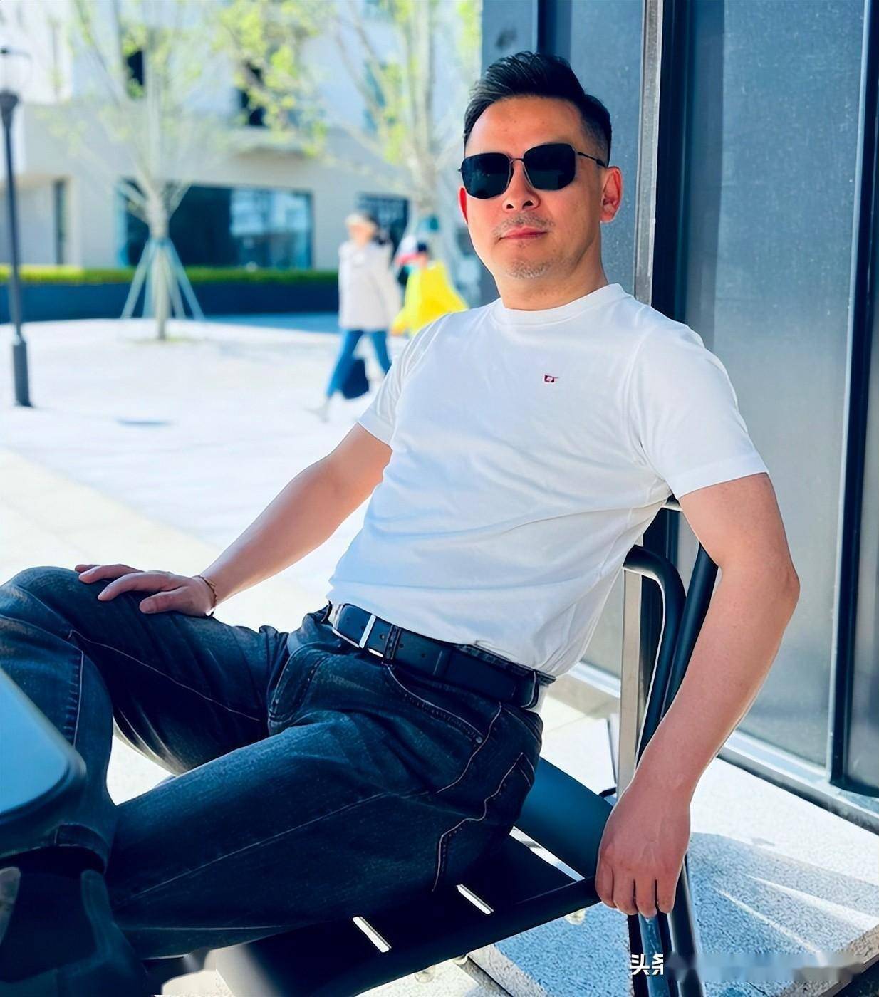 中年男人,夏天建议你少穿黑t恤,多穿白t恤,简约帅气又显年轻