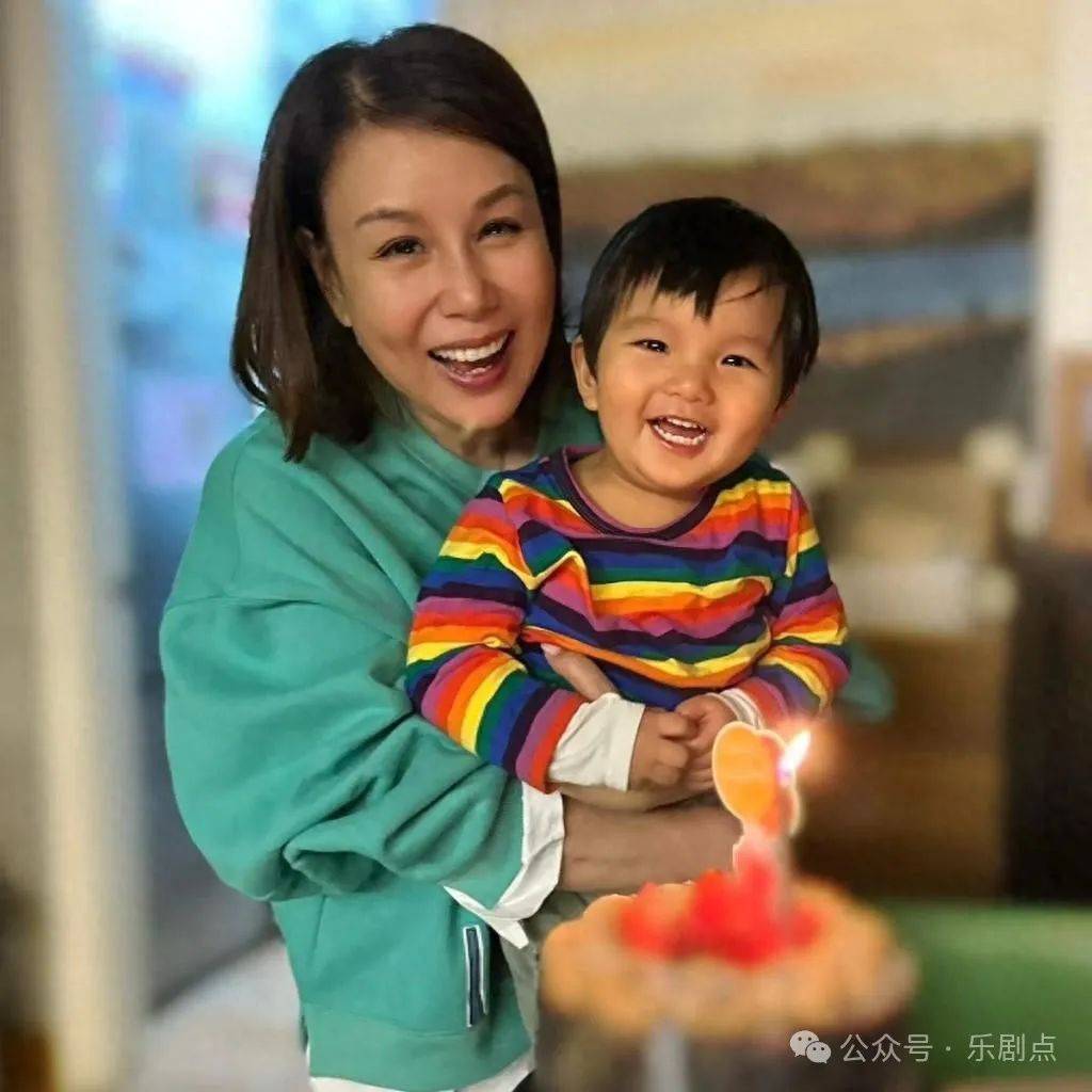 文雪儿晒孙子扮姨婆元秋包租婆的照片,隔代遗传演艺细胞表情戏足_邵氏_丈夫