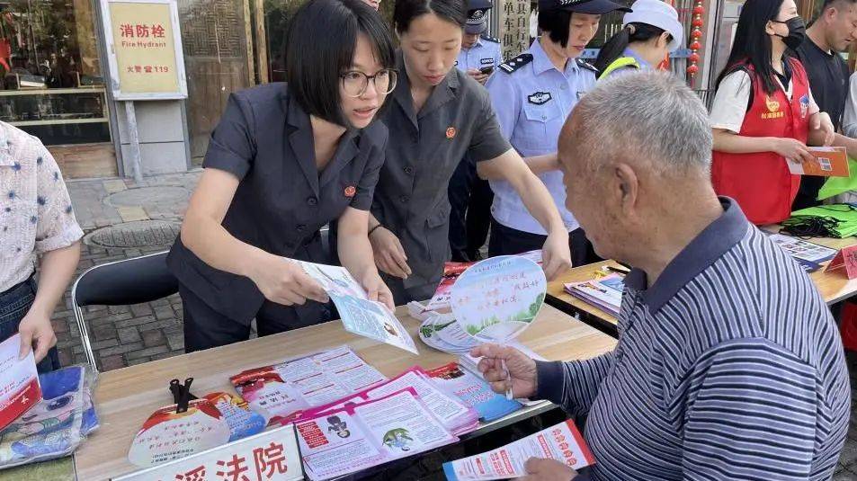 乐视视频：管家婆一肖一码100正确管家婆一肖一码-新闻：赞！小学生在学校当上了木工师傅……听，教育早新闻来啦！