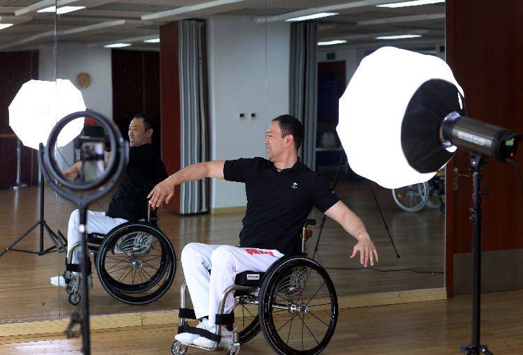新闻8点见丨轮椅舞者，舞动人生；美国宾大追授林徽因建筑学学位