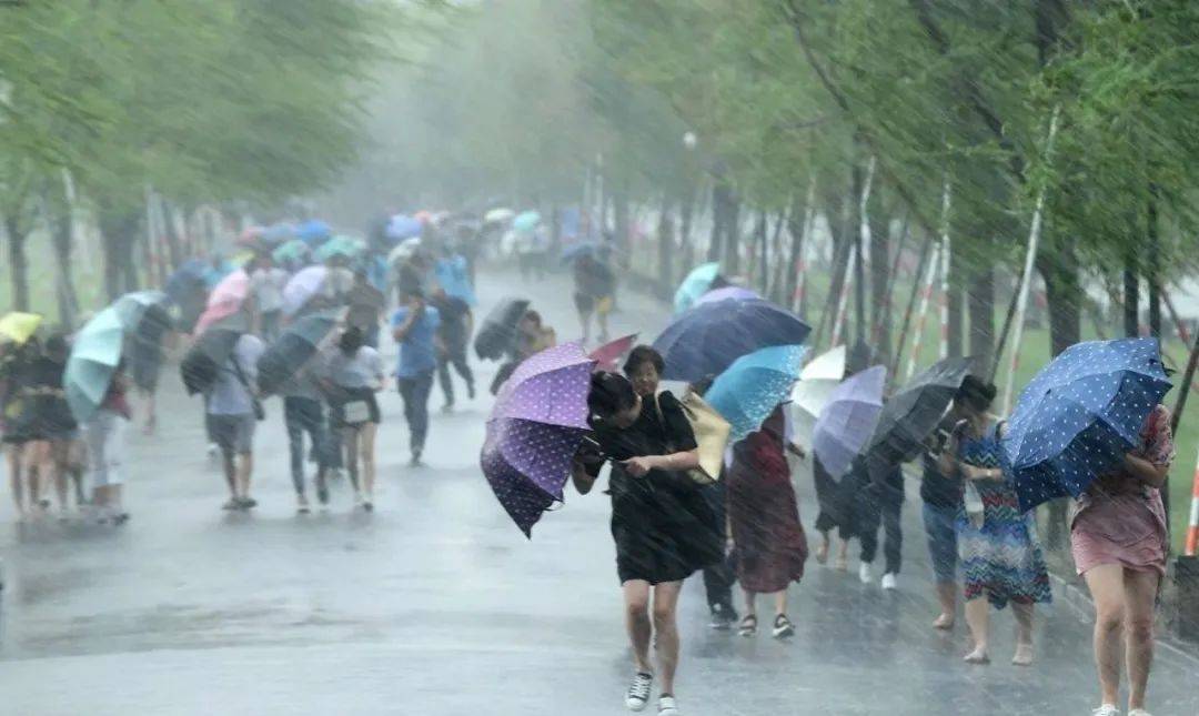 暴雨强对流天气伴有短时强降水为主的海南岛大部地区有雷阵雨前期和