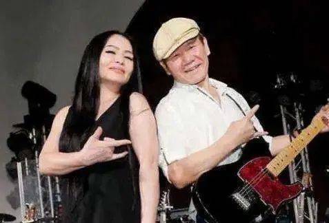 这才一直跟着妻子,在别墅的门外观察,不料,真的被他拿到了证据.