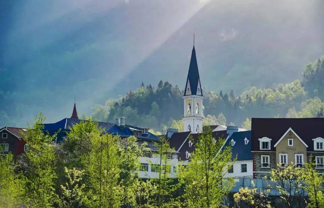 美食推荐 ·雪山火锅城香颂·音乐咖啡西餐厅· 住宿推荐 ·白鹿