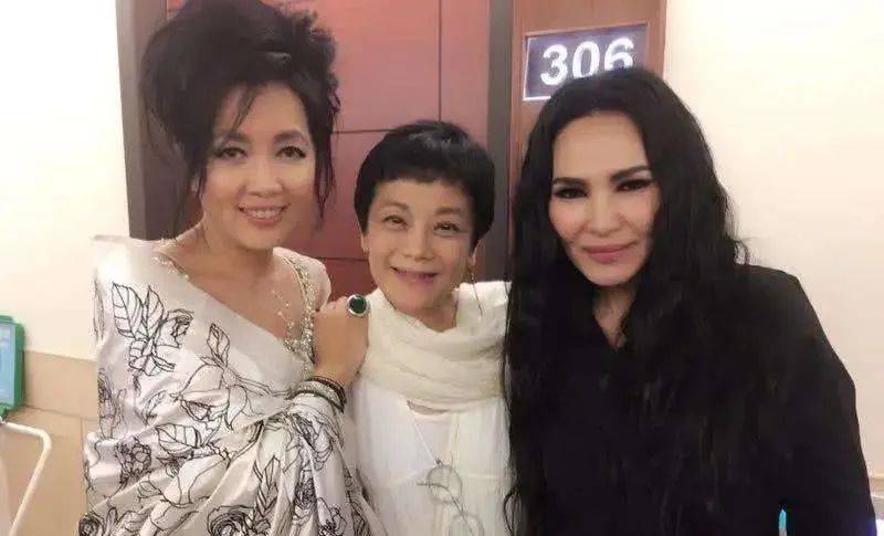 她曾比那英还火,因被丈夫"捉奸在床"形象自毁,如今转行当老师_潘越云