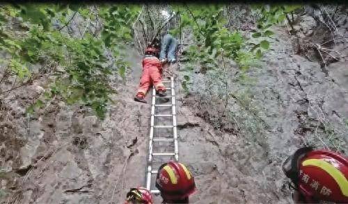 四名游客被困悬崖 消防救援站搭悬梯救人