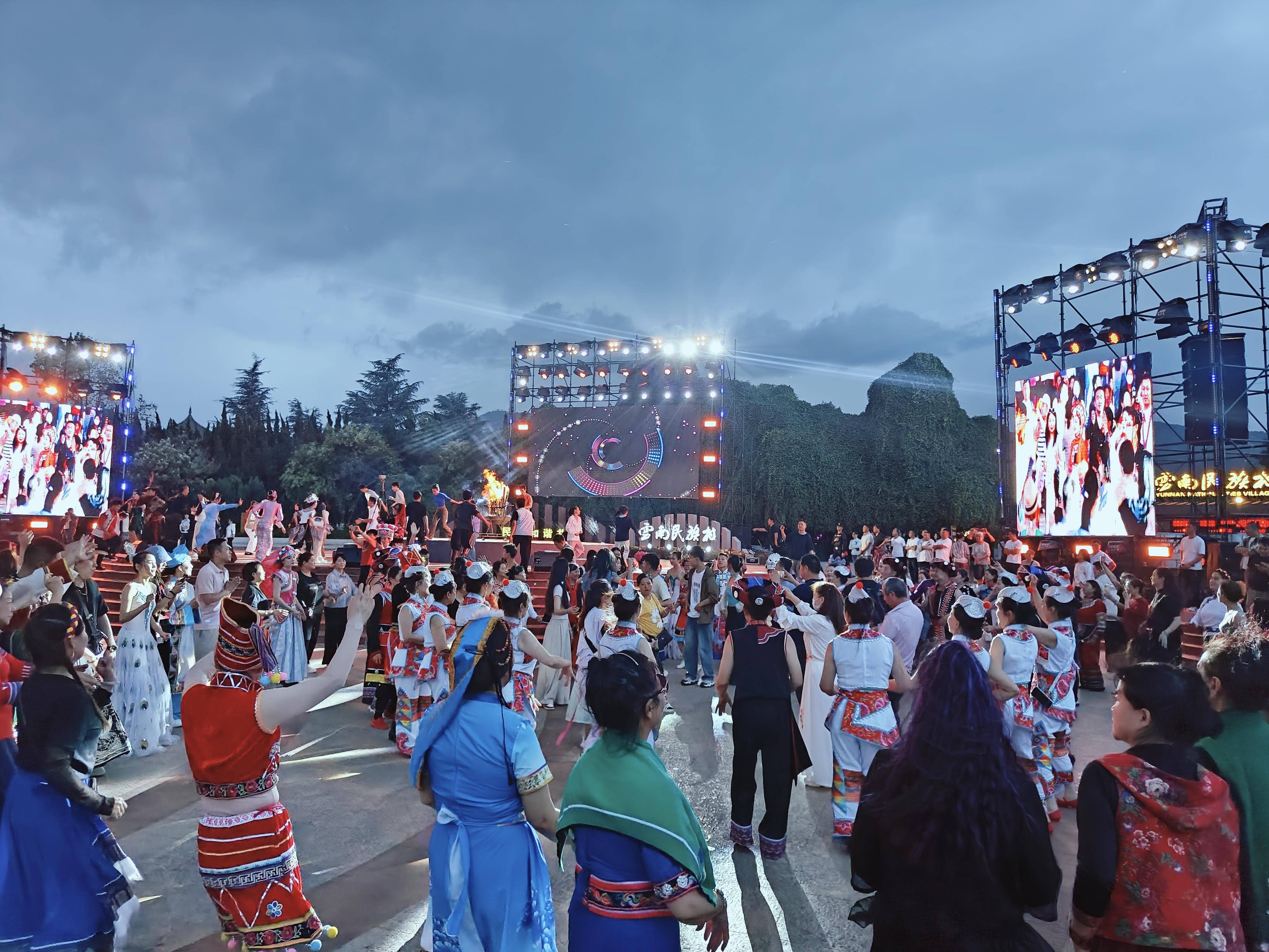 云南民族村千人打跳共度"中国旅游日"_活动_昆明市_文化