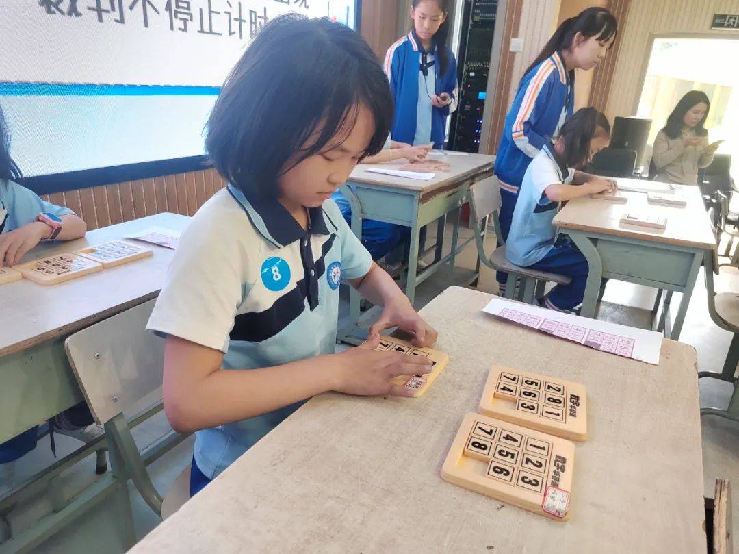 sakura只见,一个个的华容道在三年级孩子们手中不停变换,他们争分夺秒