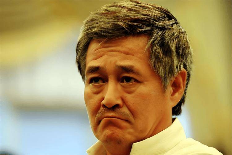 19年后再看范伟,才明白他和赵本山散伙,根本不是因为分钱不均!