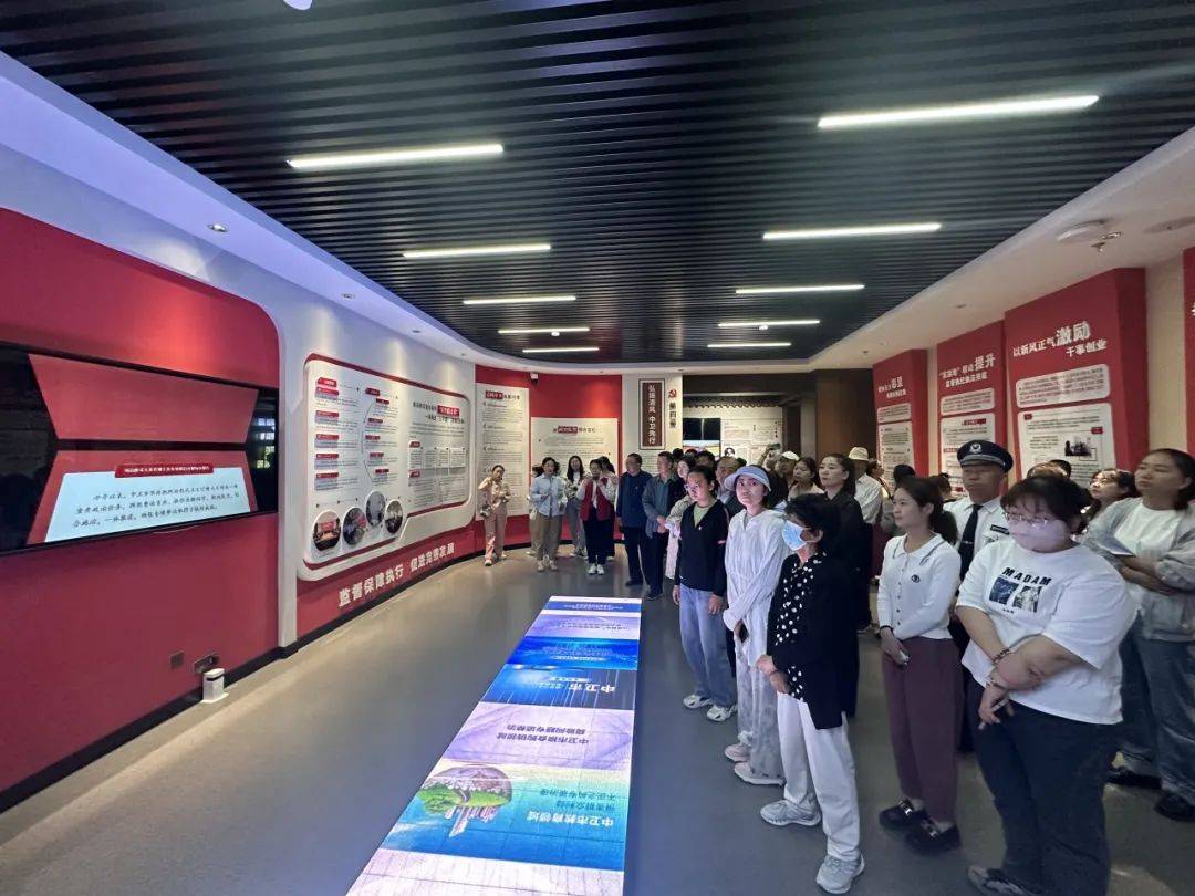 黄湾村5月17日,黄湾村协调解决商铺排烟管道影响住户休息事宜.