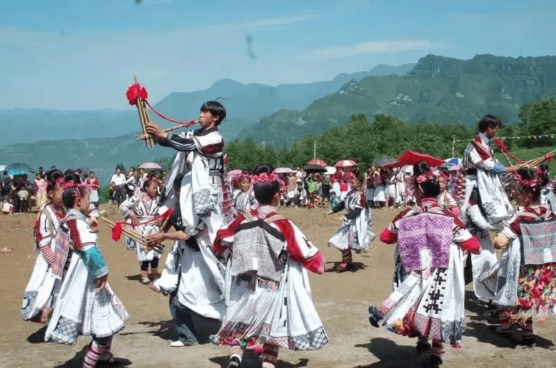 滇南地区——木屐舞这是哈尼族的世代相传的民间舞蹈舞蹈节奏明快在