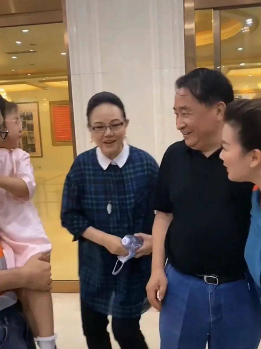 【李静民的艺术之路与个人魅力】在家庭生活中,姜昆与李静民的相伴,是
