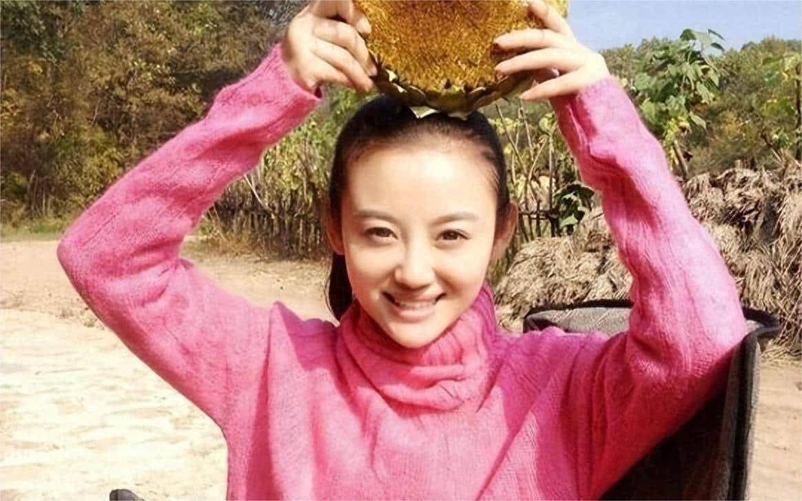 送婆婆出殡回来的路上,老婶从背后推了我一把:快回去抢条裤子_李大强